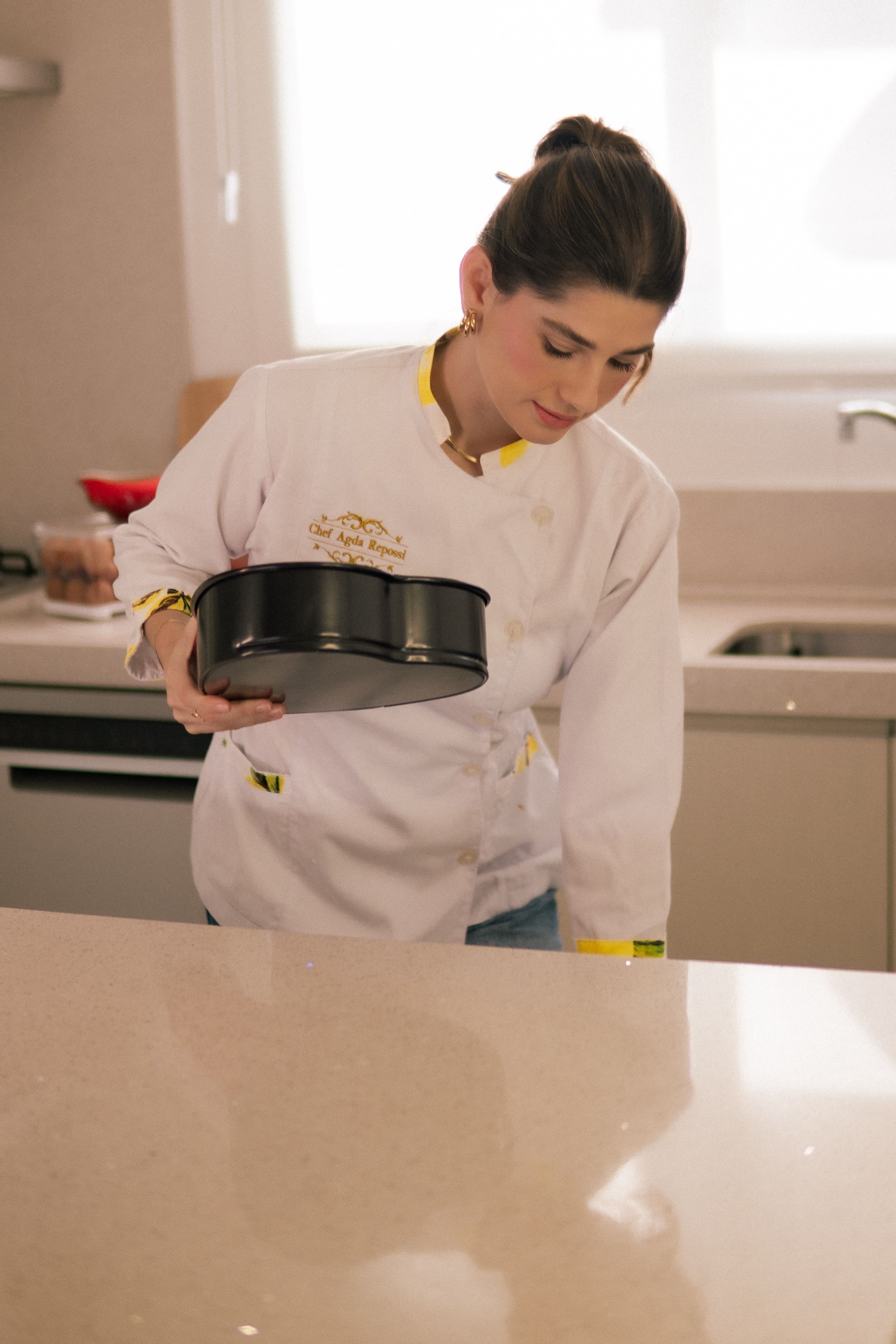 Chef Agda Repossi em sua cozinha